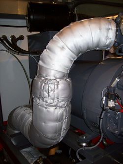 Abgasisolierungen an einem SEVA Motor,
die ein flexiblen Abgasschlauch verwenden